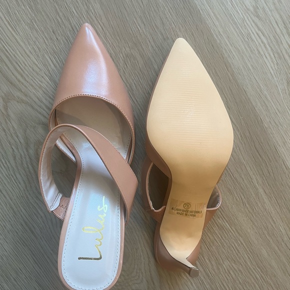 Lulu’s peachy beige mule heel - Picture 2 of 4